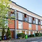 Comfortable 3-Storey House With Free Car Parking