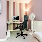 Comfortable 3-Storey House With Free Car Parking
