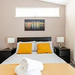 Comfortable 3-Storey House With Free Car Parking