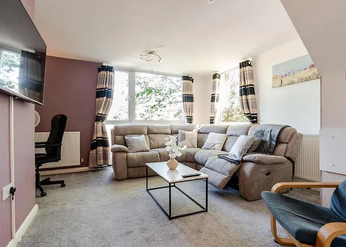 Comfortable 3-Storey House With Free Car Parking