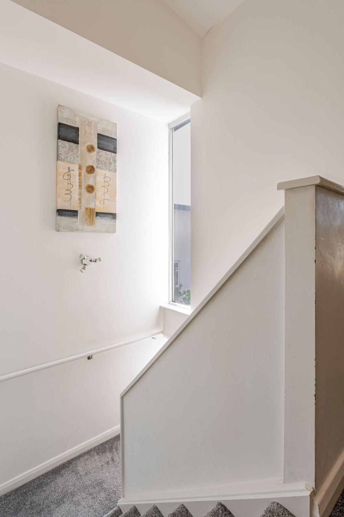 Comfortable 3-storey House With Free Car Parking *