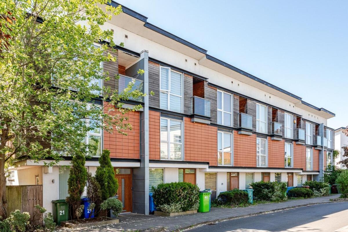 Comfortable 3-storey House With Free Car Parking Holiday home Manchester