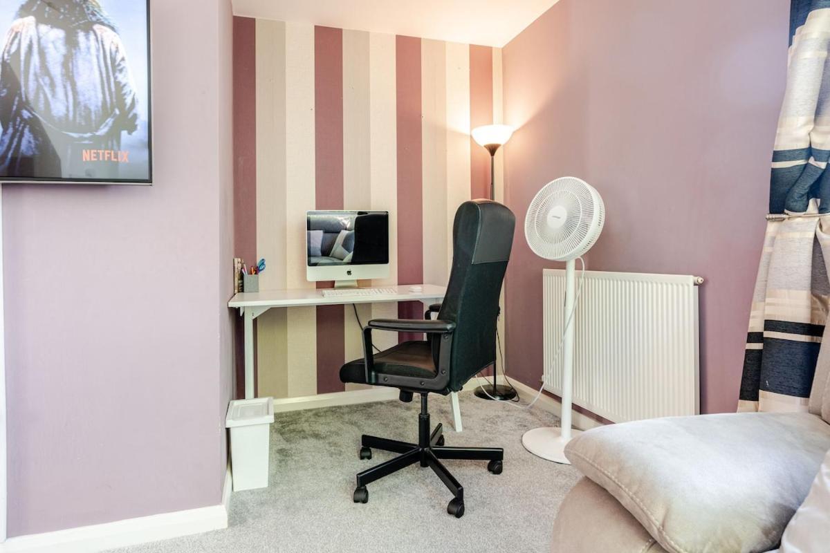 Holiday home Comfortable 3-storey House With Free Car Parking Manchester
