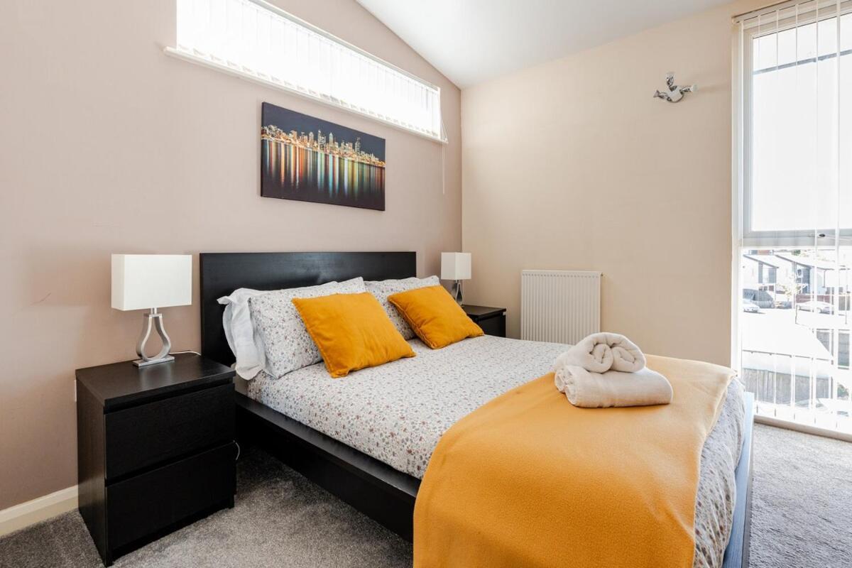 Holiday home Comfortable 3-storey House With Free Car Parking Manchester