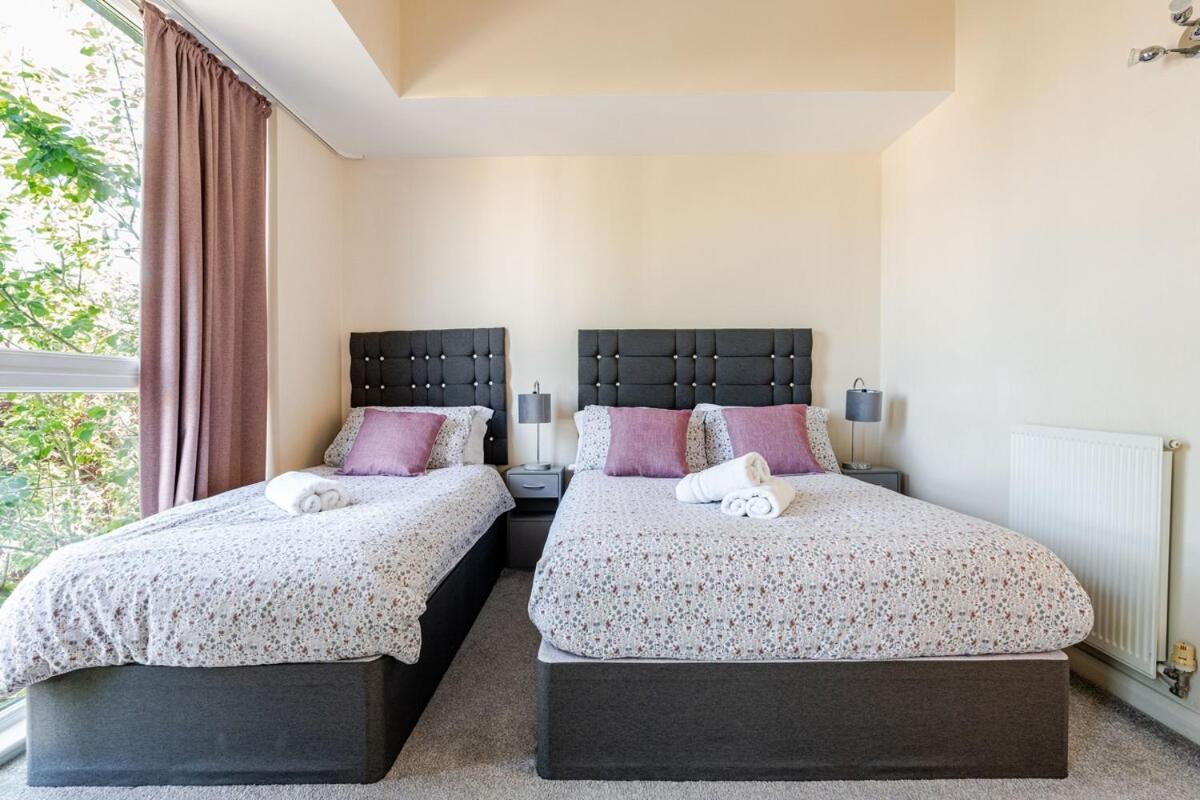 Comfortable 3-storey House With Free Car Parking Manchester