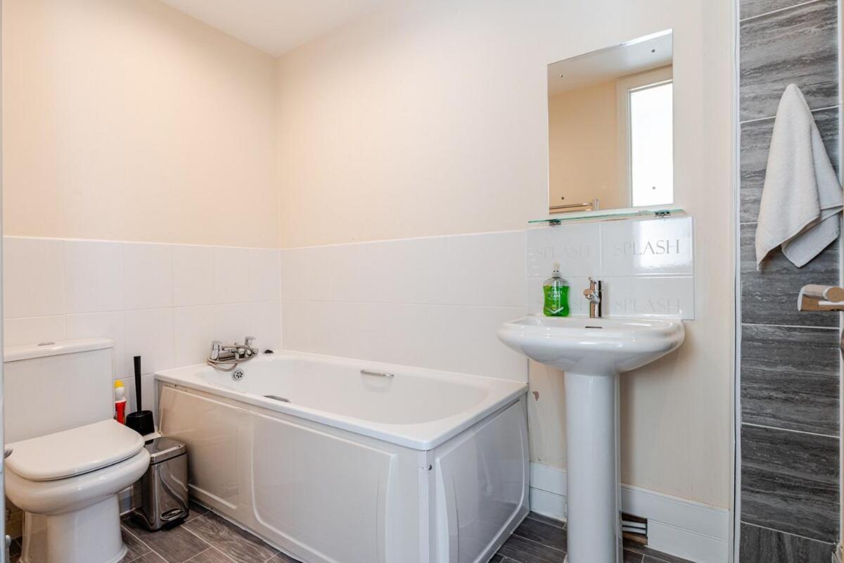 Comfortable 3-storey House With Free Car Parking Holiday home *