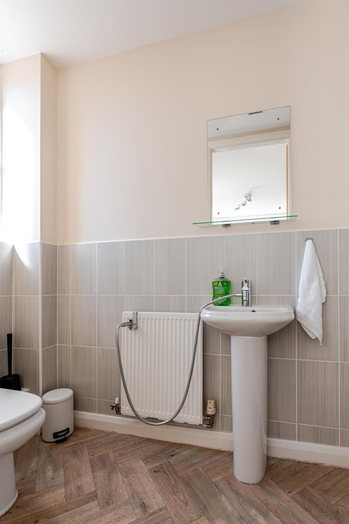 Holiday home Comfortable 3-storey House With Free Car Parking *