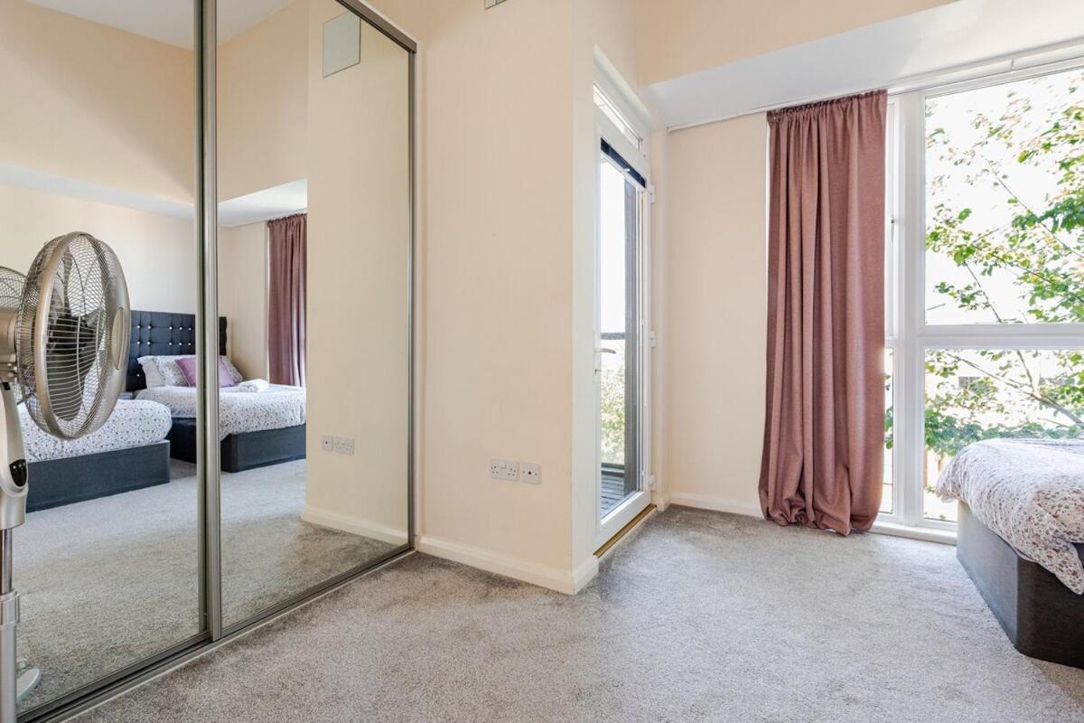 Comfortable 3-storey House With Free Car Parking *
