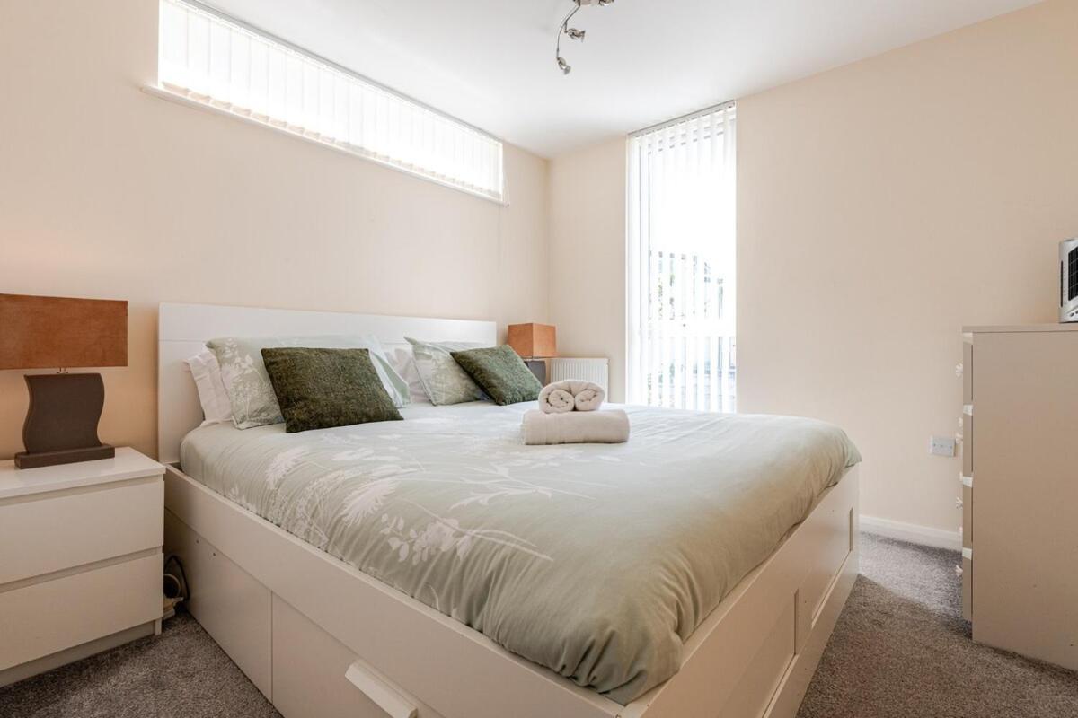 Holiday home Comfortable 3-storey House With Free Car Parking Manchester