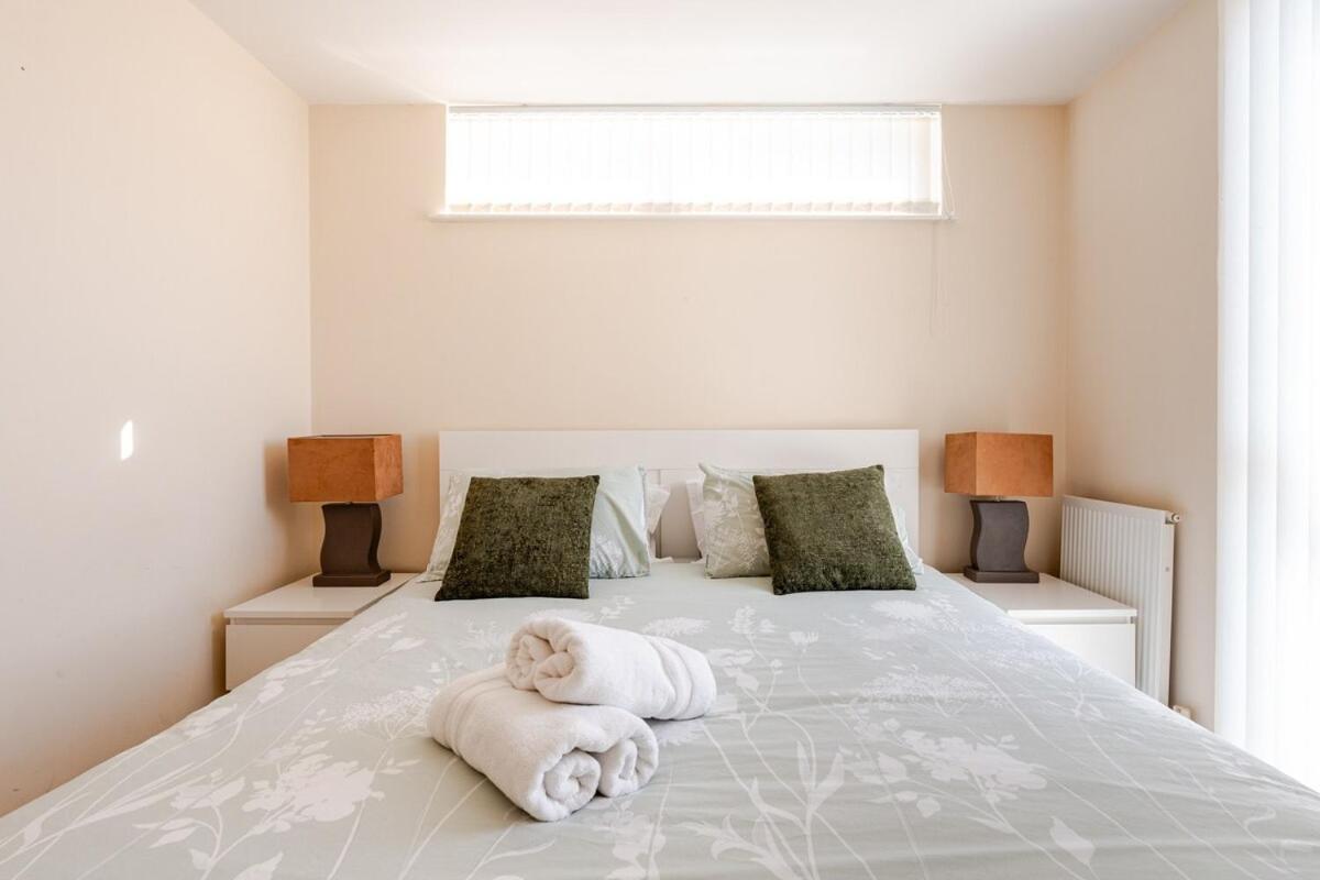 Comfortable 3-storey House With Free Car Parking Holiday home Manchester