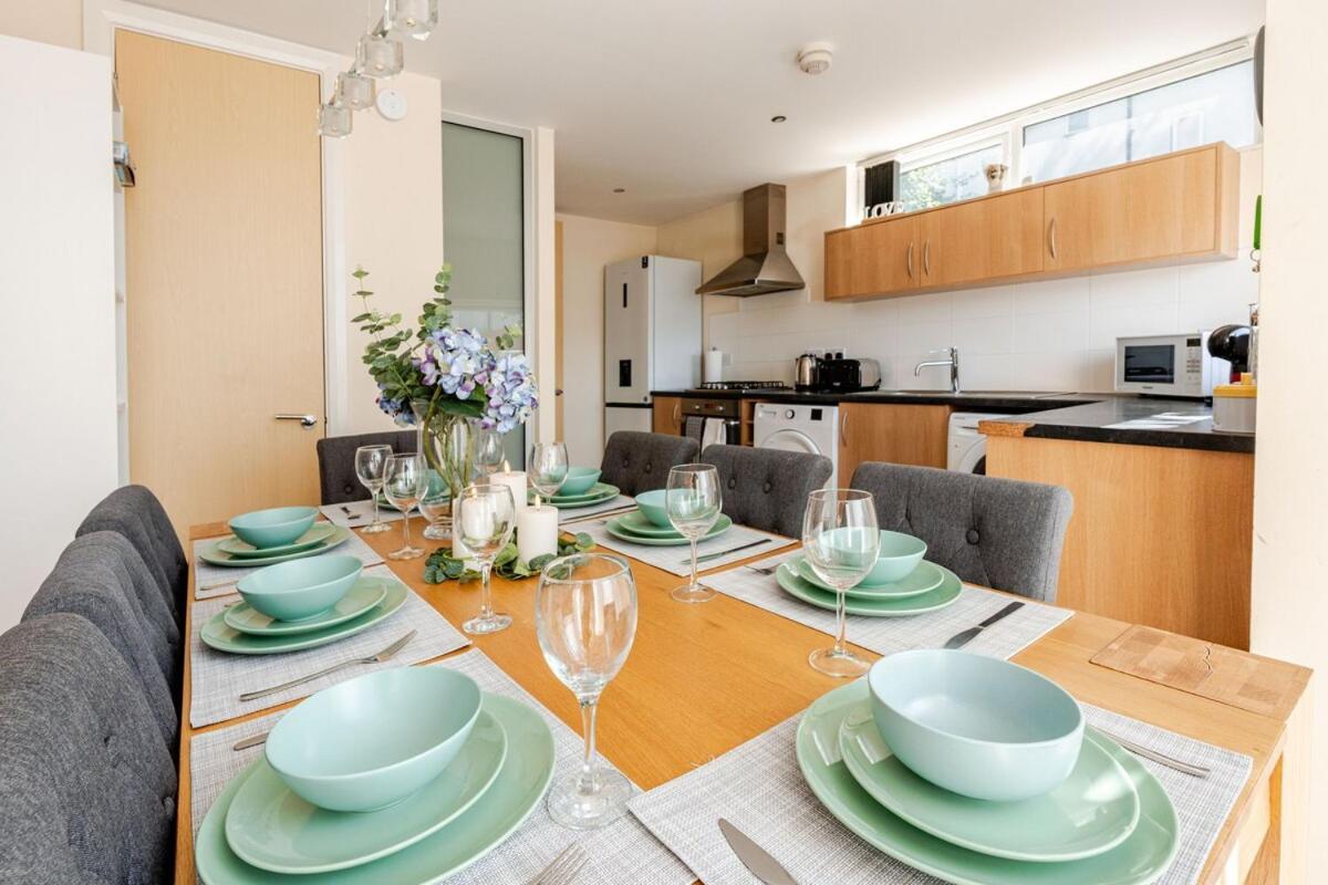 Holiday home Comfortable 3-storey House With Free Car Parking Manchester