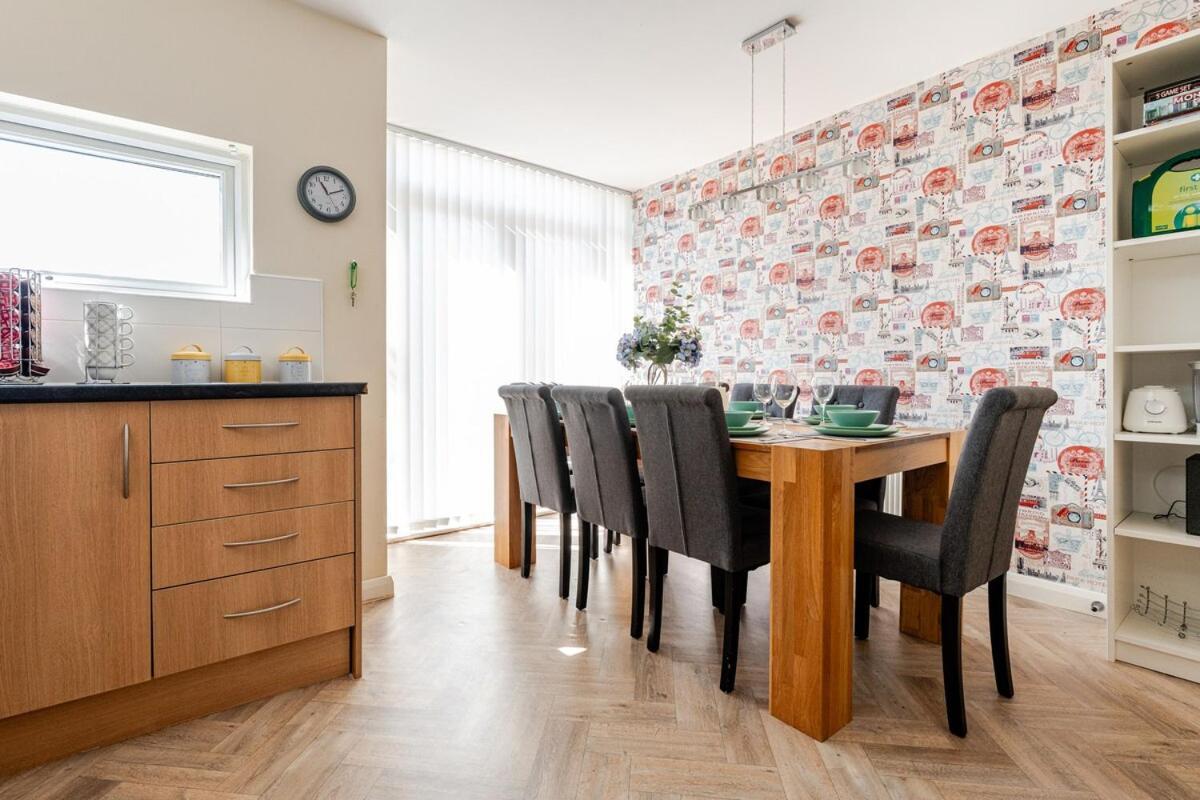 Comfortable 3-storey House With Free Car Parking Holiday home *