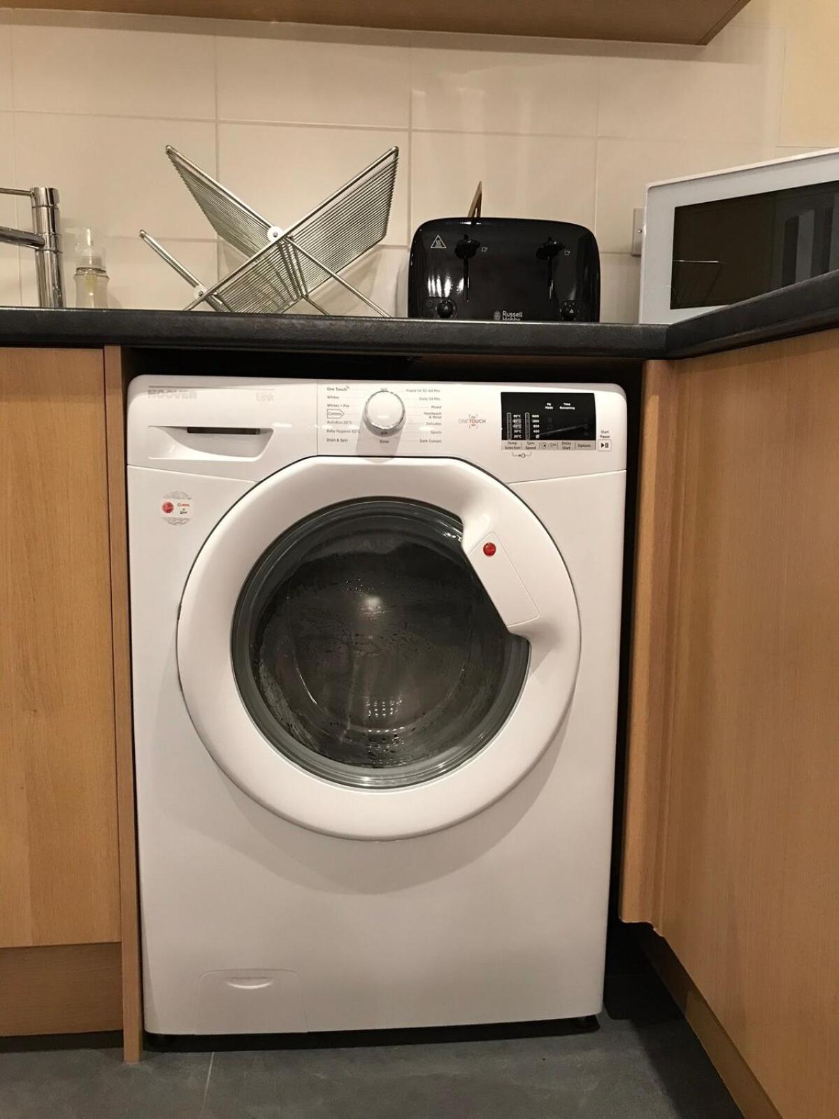 Comfortable 3-storey House With Free Car Parking Holiday home Manchester