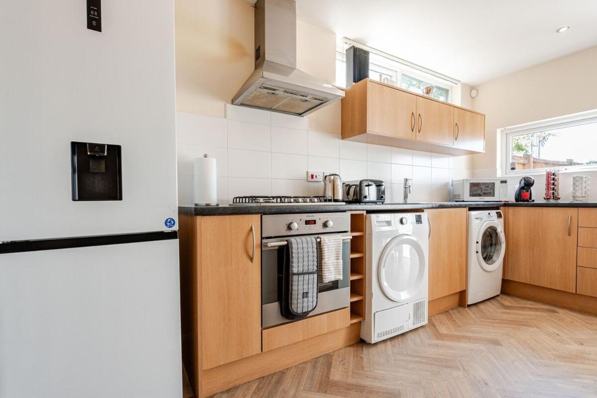 Holiday home Comfortable 3-storey House With Free Car Parking Manchester