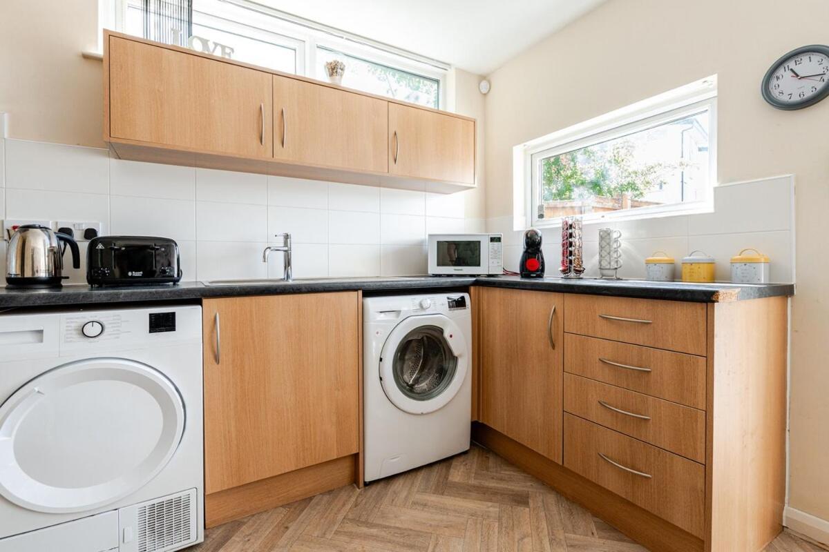 Comfortable 3-storey House With Free Car Parking Holiday home