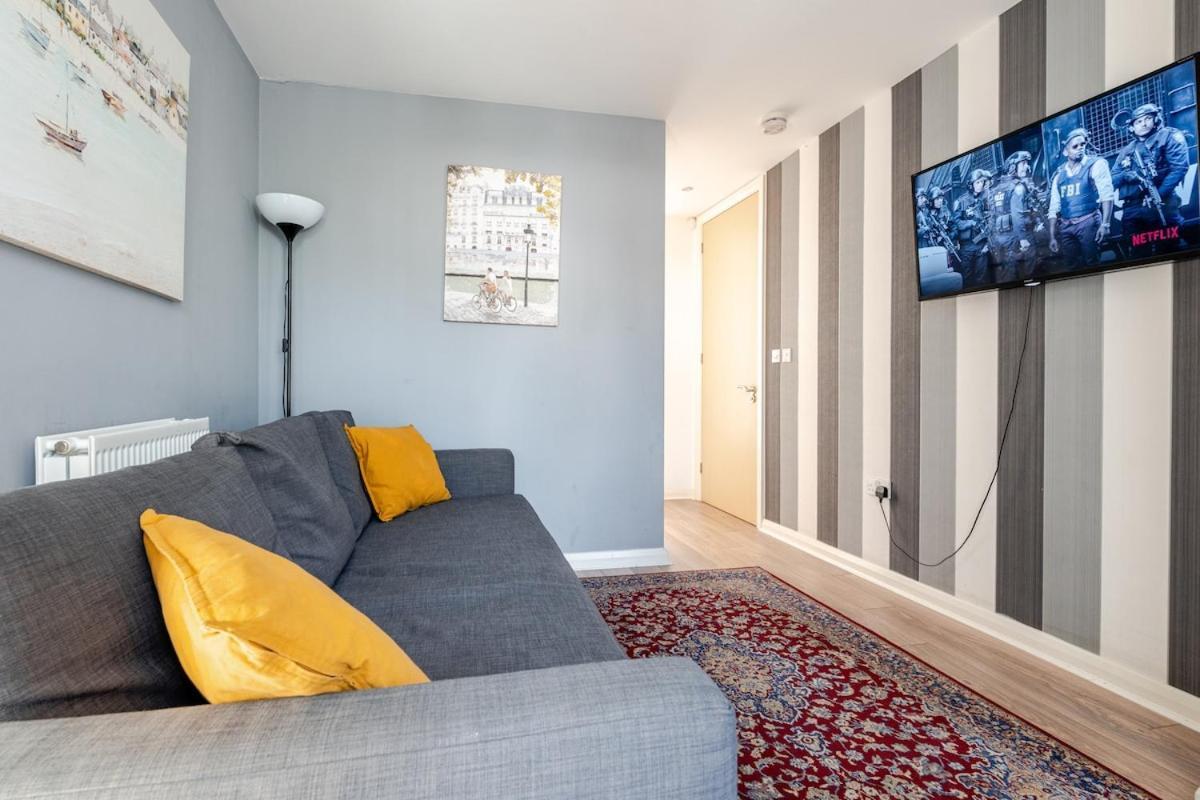 Comfortable 3-storey House With Free Car Parking Holiday home