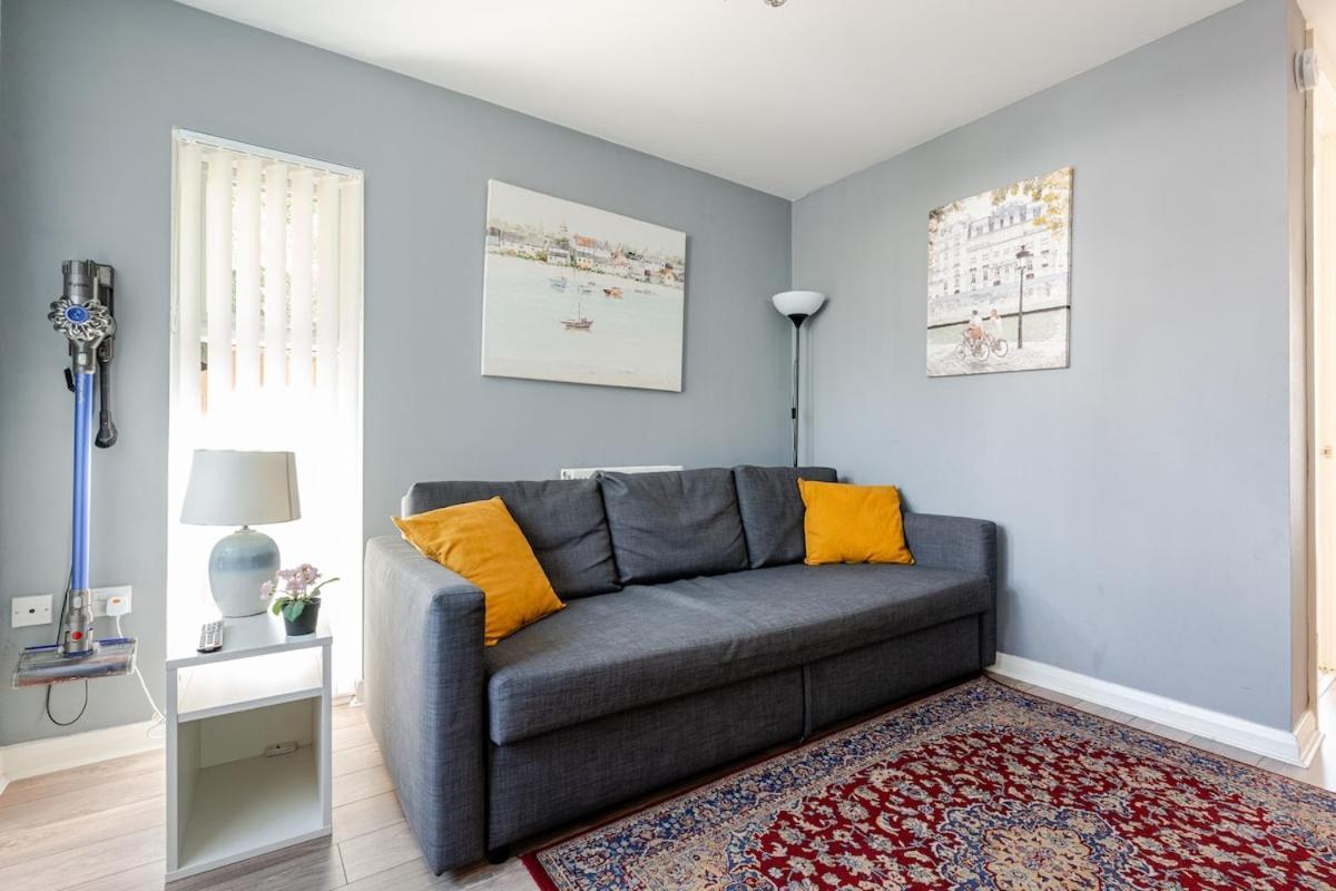 Comfortable 3-storey House With Free Car Parking Holiday home