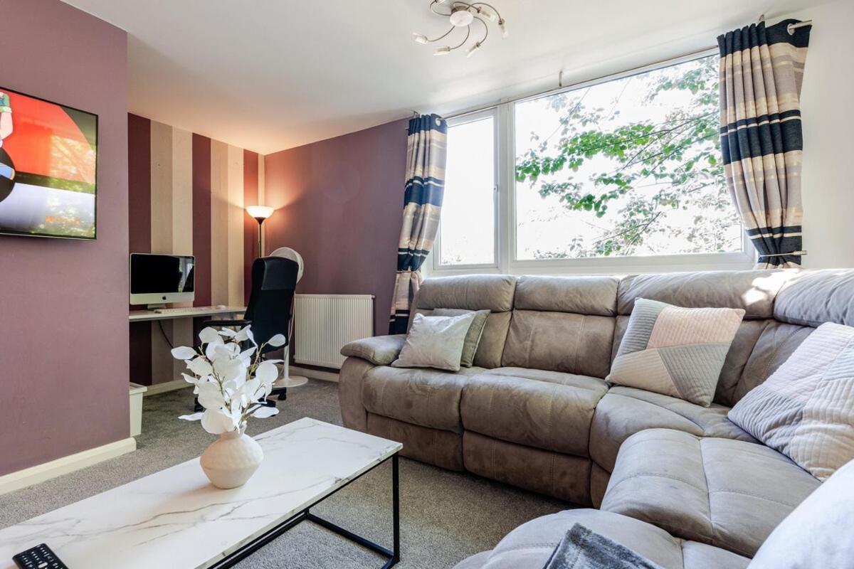 Holiday home Comfortable 3-storey House With Free Car Parking