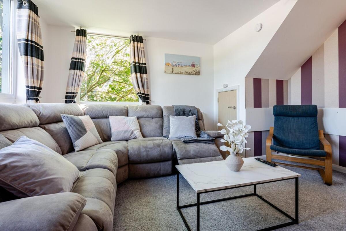 Holiday home Comfortable 3-storey House With Free Car Parking *