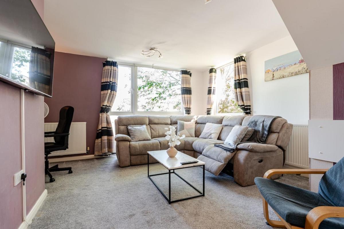 Holiday home Comfortable 3-storey House With Free Car Parking Manchester