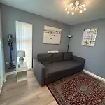 Comfortable 3-Storey House With Free Car Parking