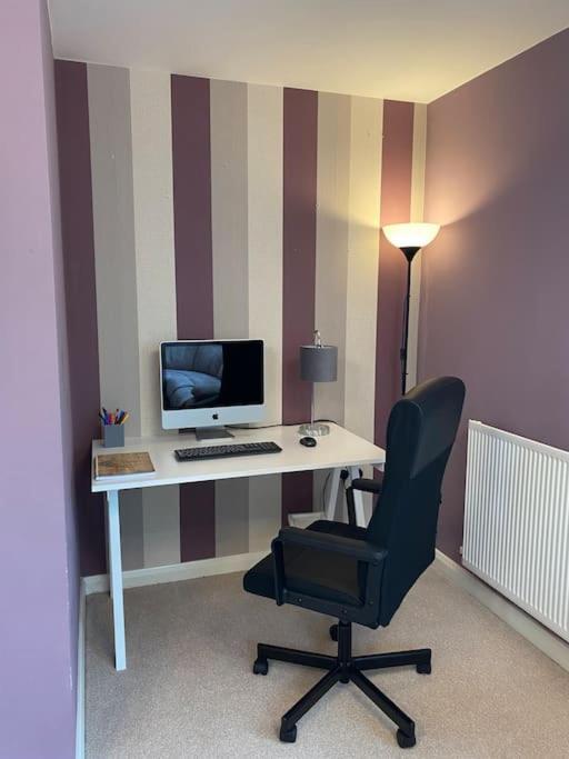 Holiday home Comfortable 3-storey House With Free Car Parking *